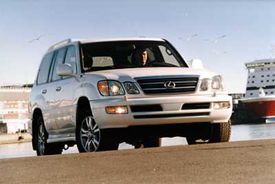 "Lexus LX470" образца 2003 года отличают, в частности, колесные диски особого дизайна "Lexus LX470" образца 2003 года отличают, в частности, колесные диски особого дизайна
